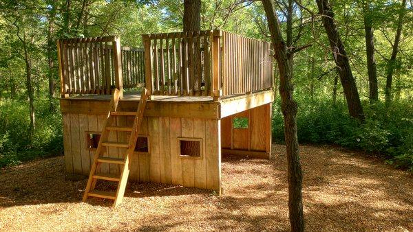 Platform Shelter in "Wander Woods Nature Play Space"