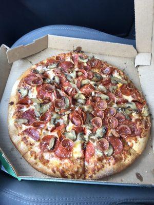 Pepperoni Magnifico pizza with mushrooms