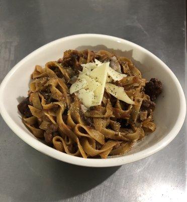 Sweet tomato sauce with beef and fettuccine noodles