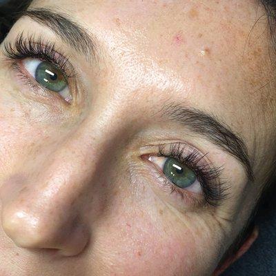 After: mixed classic and Volume set. Fuller and darker looking lashes with soft and fluffy finish.