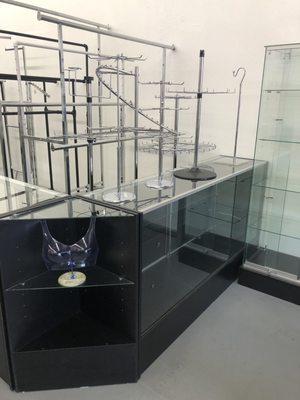 Showcases & garment racks