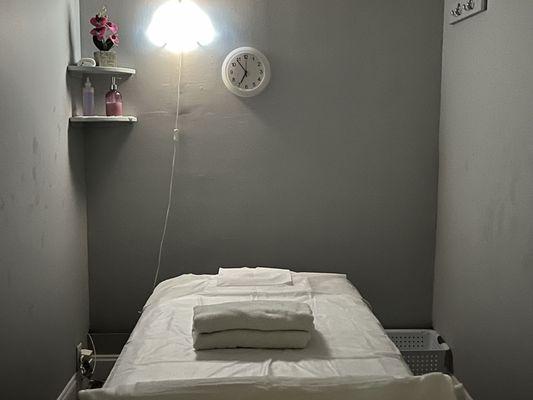 This is a single massage room. The bed is very wide and it is very comfortable to massage on the bed.