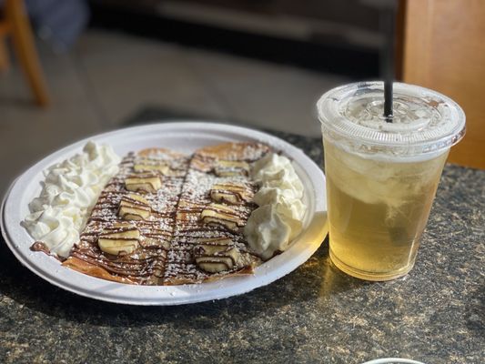 Nutella with fresh bananas and iced green tea