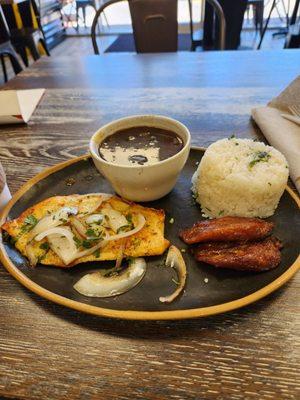 This is the chicken lunch special.  Featuring black beans rice and Maduro.   Mmmmmm good.