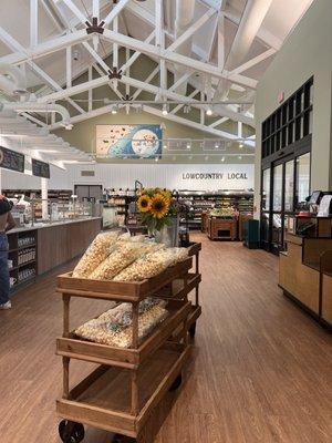 Interior of the building (peep that kettle corn I was talking about)