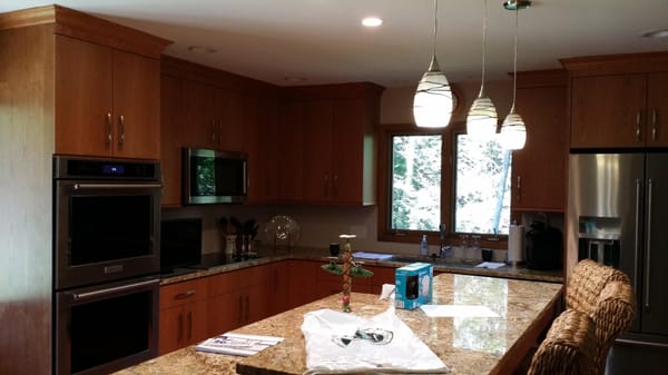 Here is another nice kitchen update. Watch for the next pic with the under cabinet lifhts on.