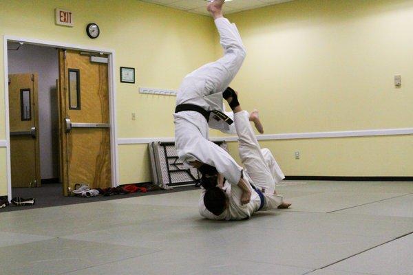 Tien doing sumi otoshi, a sacrifice throw.