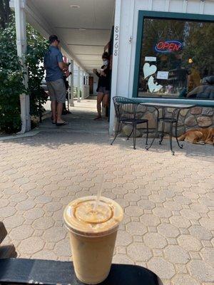 Iced coffee and no line but won't serve bagels or food since there kitchen is busy.