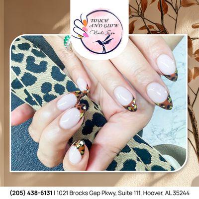 French tips are forever in style, especially with seasonal vibes! Add a festive touch for the perfect Thanksgiving look. Book your appointme