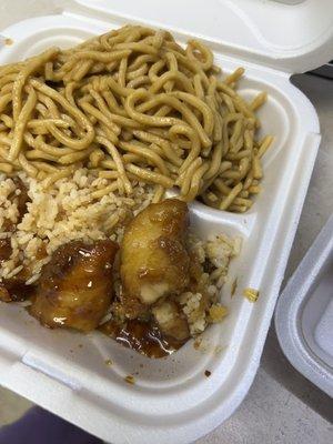 Lo Mein General Chow's Chicken* (Dark or White Meat)