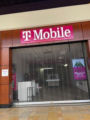 The closed T-Mobile store