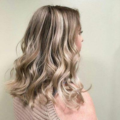 From @femmekitten  -  
Baby lights and a soft shadow for this beachy blonde.