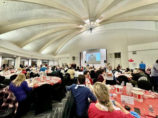 Annual Crab Feed crowd