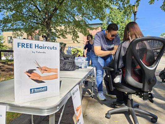 A Townhall II staff member provides free haircuts at our community picnic.