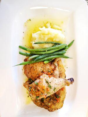 Roasted chicken with green beans and mashed potatoes