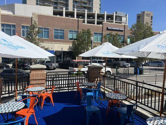 Outdoor patio Boise State colors!