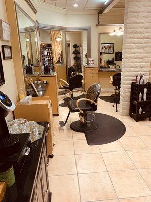 Here's our salon! Where the magic happens. We can give you the hair you always dreamed of.