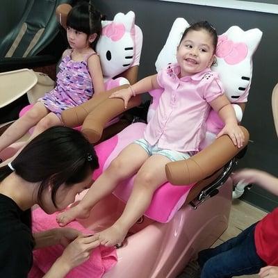 The cutest Hello Kitty pedicure chairs!