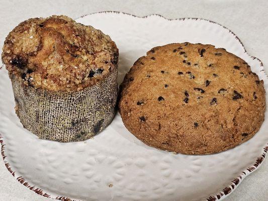 Muffin & chocolate chip cookie