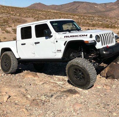 One of our long distance builds.   This awesome gladiator is hitting the trails out west.