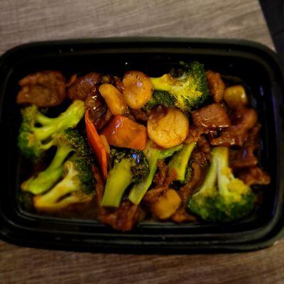 Beef Broccoli with added water chestnuts