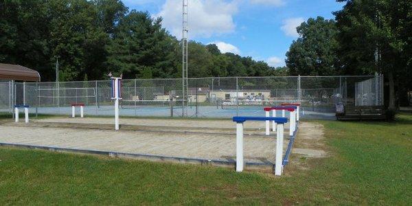 Amenities include a swimming pool and shuffleboard cours.