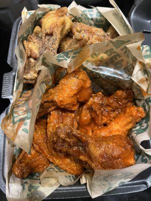 1/2 lemon pepper and 1/2 original hot classic wings @veefoodlife