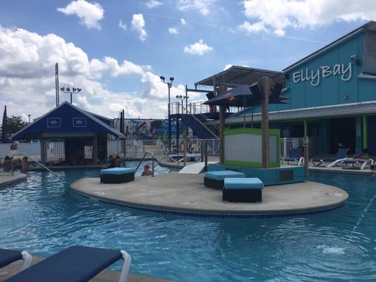 Flannagan's pool w/ swim-up bar