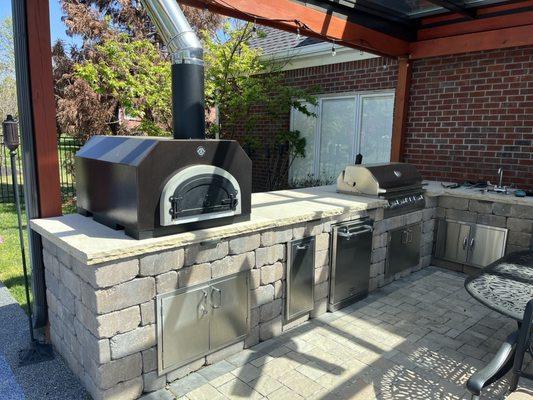 Outdoor kitchen and pizza oven