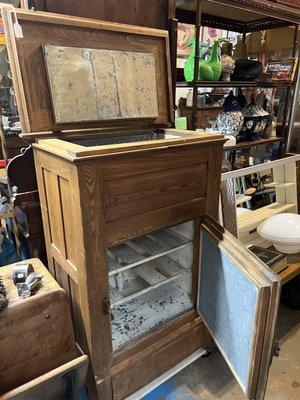 Icebox-Cooler with drainage and metal shelves.