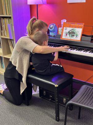 Miss Hillary guides a new student in some piano discovery! 
#musiclessonsfortoddlers #woodlandhillsca #musiceducationmatters