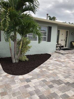 Love my curved planter, thanks Jacobo :). Plus I added a front porch area.