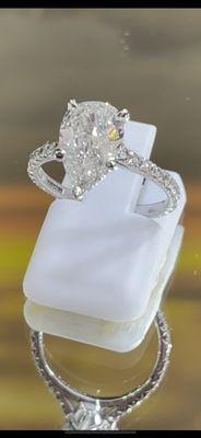 Perfect setting of Pear shape natural diamond with GIA Certificate.