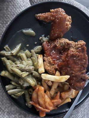 Fried chicken with mild sauce, green beans and fries