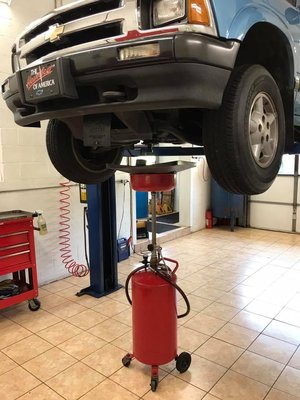 Dave's Auto Service Of Boyertown, Pa. performing a oil change service