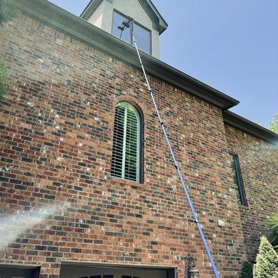 Three-Story window cleaning with the Xero pure system and micro 30 pole.