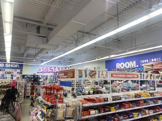 Five Below store in Strongsville (18 Nov. 2023)