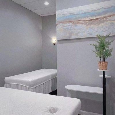 Massage on Main provides couples massages in a wonderful space to enjoy massage with someone special in our sky themed couples massage room.