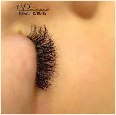 Natural look volumes eyelashes extensions.