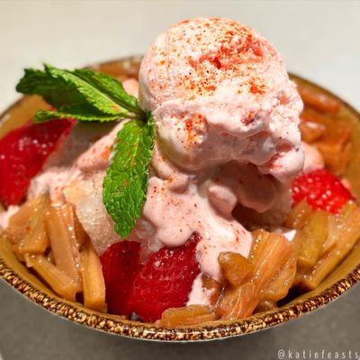 Strawberry rhubarb shaved ice & ice cream