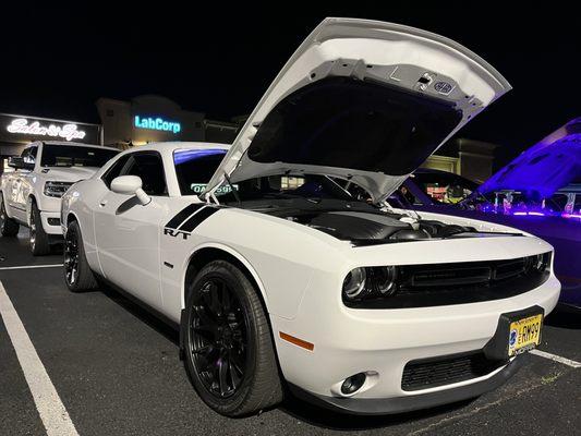 Dodge Challenger in white and black - WHAT A BEAUTY!