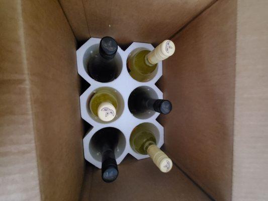 Bottles shown in bottom packing, all safely in their own compartment, all arrived in perfect condition.