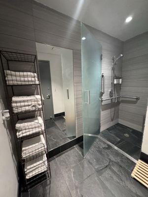 Individual shower room