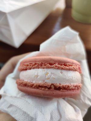 Champagne rose macaron