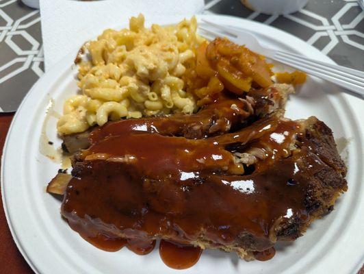 Ribs with Mac n cheese and yams