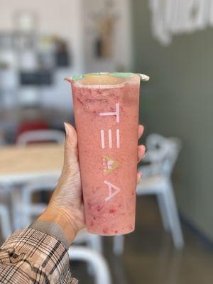 ig: @whatsviveating  |  strawberry yakult tea