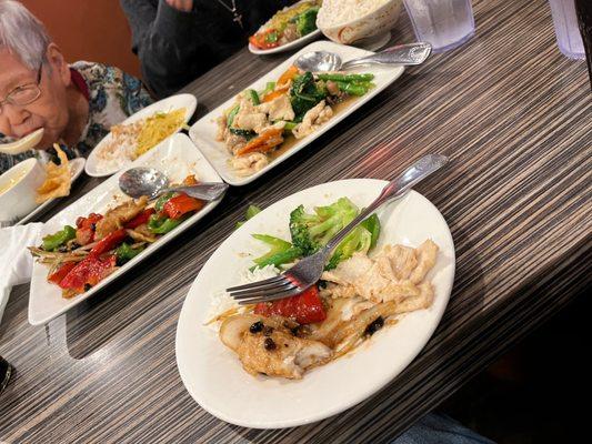 Black bean fish on the left was awesome. The slices of chicken was so tender in the Chicken and vegetables on the right