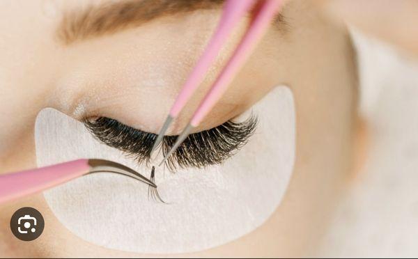 Eyelashes extensions a way to minimize your time spending on mascara