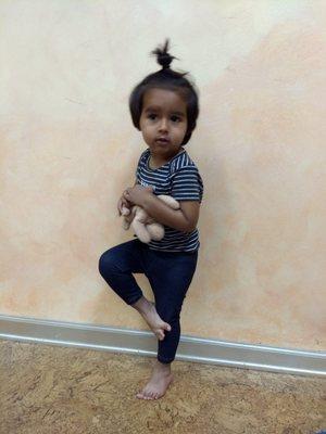 Toddle in tree pose