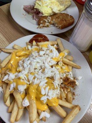 Crabby cheese fries